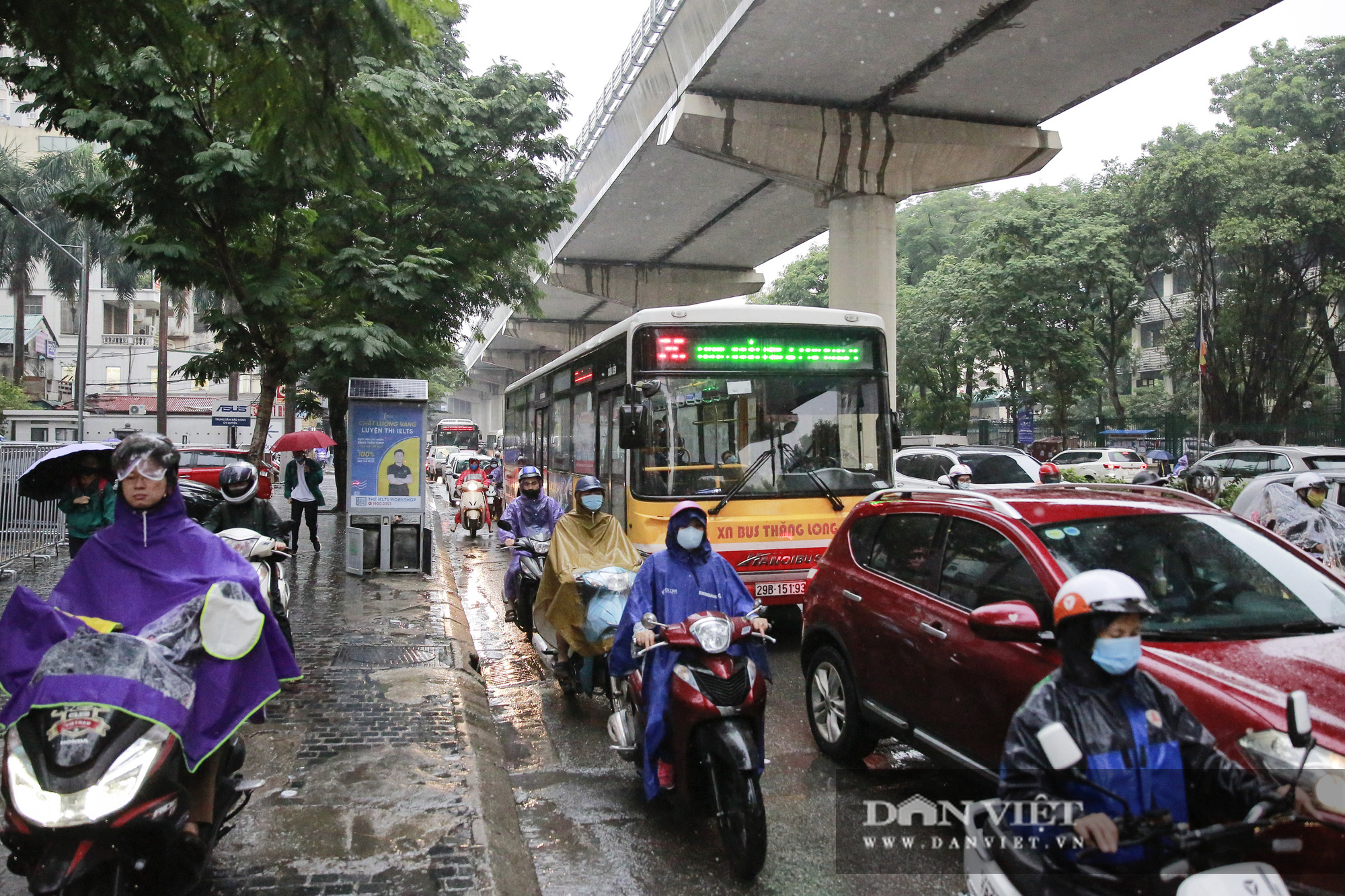 Hà Nội mưa lạnh khiến nhiều tuyến đường ùn tắc, người dân chật vật đi làm - Ảnh 9.