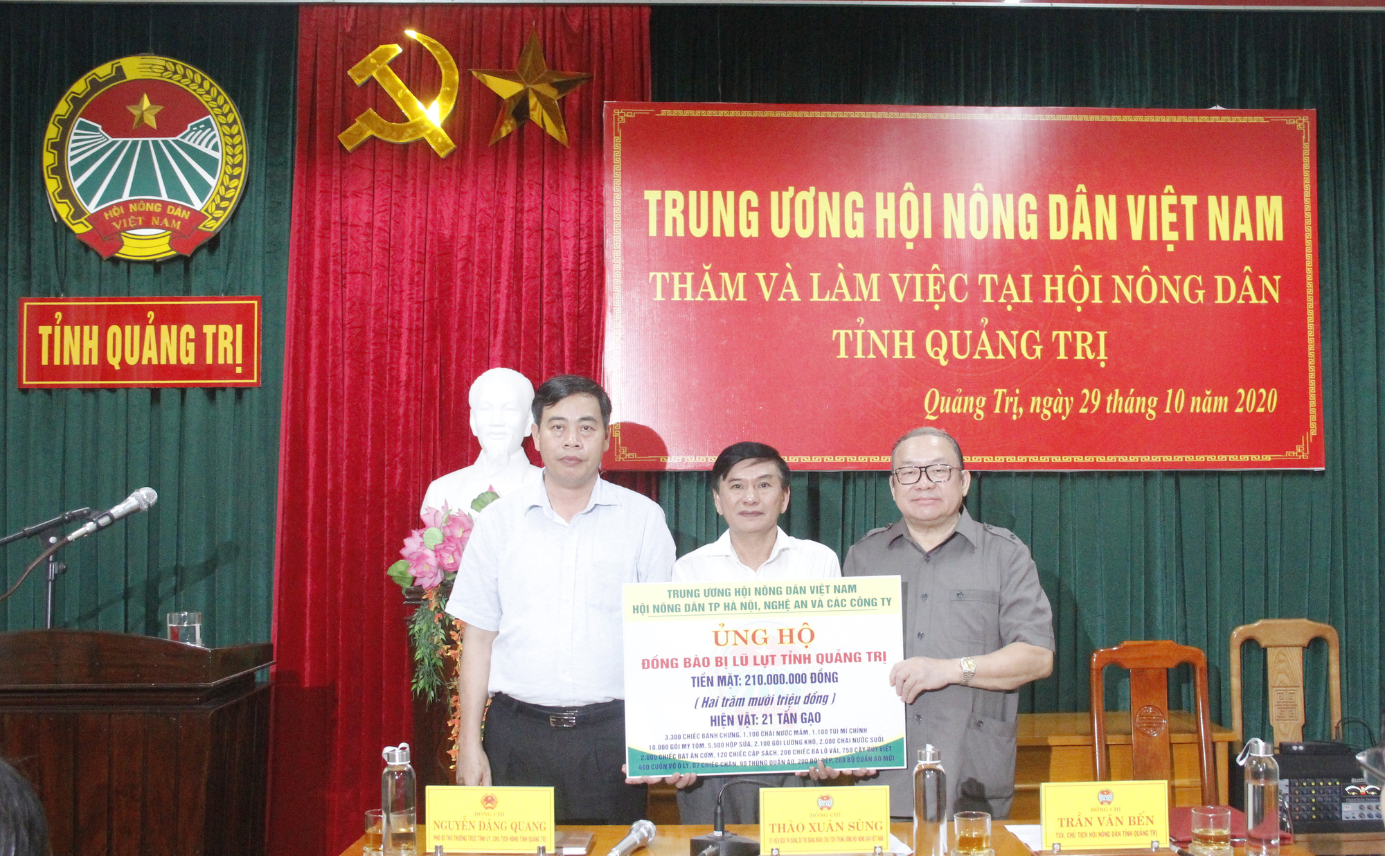 Chung tay “nhà sàn hoá” cho người dân vùng lũ - Ảnh 4.