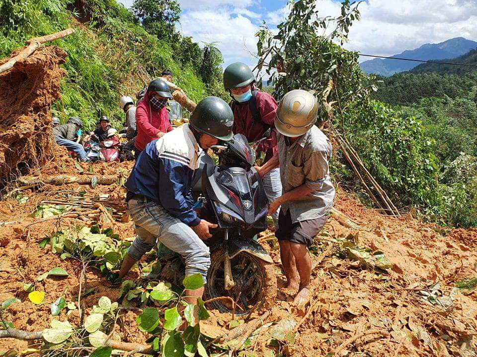 Nóng: Nhanh chóng đưa người còn sống trong vụ sạt lở ở Nam Trà My đi cấp cứu - Ảnh 9.