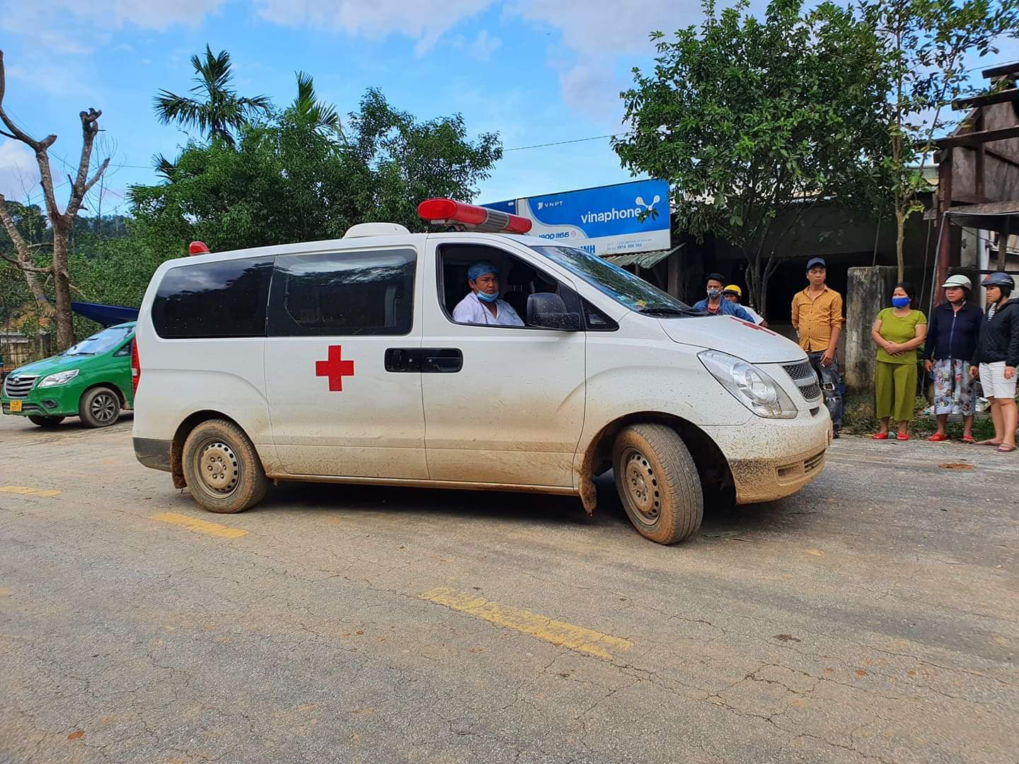 Nóng: Nhanh chóng đưa người còn sống trong vụ sạt lở ở Nam Trà My đi cấp cứu - Ảnh 12.