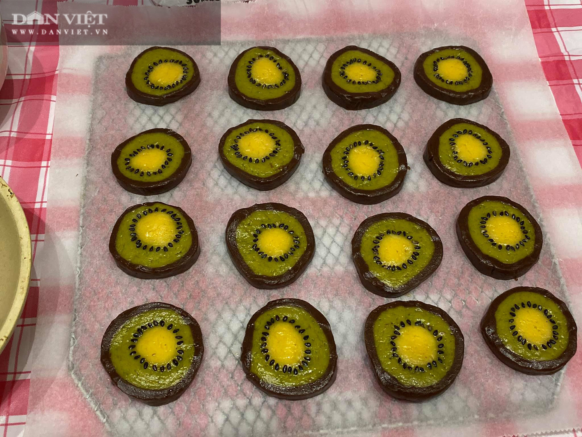Cuối tuần cùng con vào bếp làm bánh quy hình trái kiwi đẹp mắt thơm ngon - Ảnh 1.