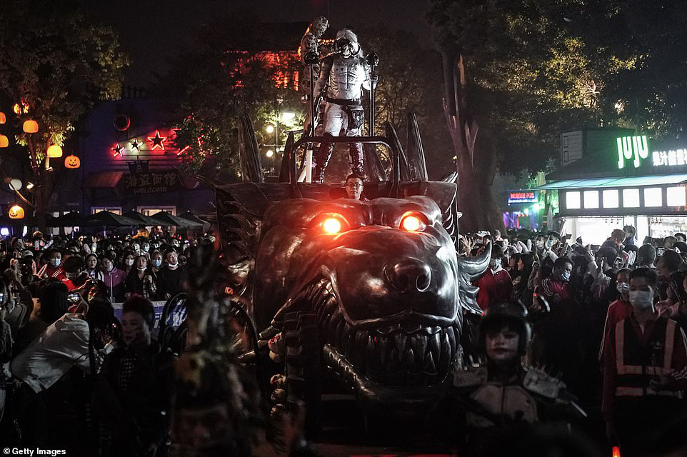 Rợn người cảnh ma quái đầy đường ở Vũ Hán mùa Halloween  - Ảnh 10.