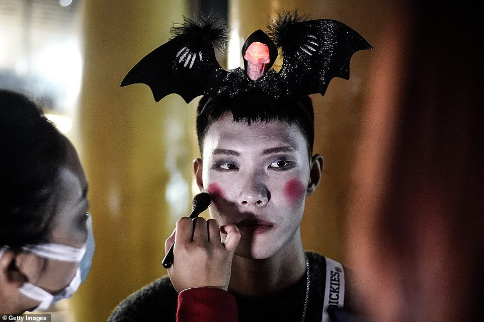 Rợn người cảnh ma quái đầy đường ở Vũ Hán mùa Halloween  - Ảnh 5.