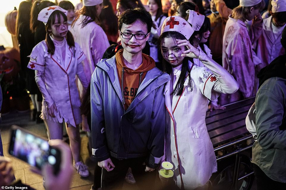 Rợn người cảnh ma quái đầy đường ở Vũ Hán mùa Halloween  - Ảnh 6.