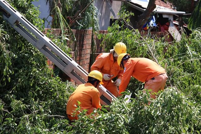 Quảng Ngãi: EVN làm xuyên đêm để thực hiện lời hứa với người dân vùng tâm bão số 9  - Ảnh 3.