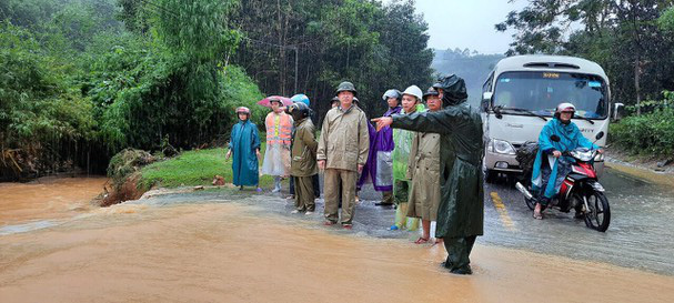 Nghệ An: Sạt lở Rú Nguộc, Quốc lộ 46 ở Nghệ An bị chia cắt hoàn toàn   - Ảnh 3.