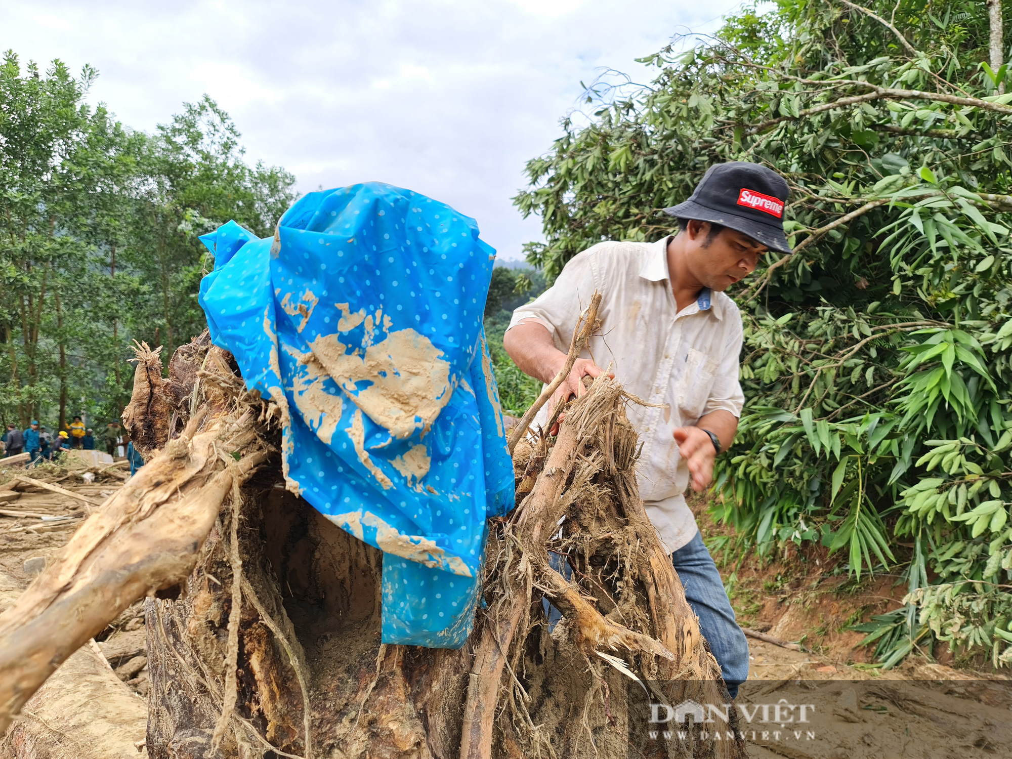 Sạt lở nghiên trọng ở Quảng Nam: Đẫm nước mắt nhìn cảnh tan nát ngôi làng Trà Leng - Ảnh 15.