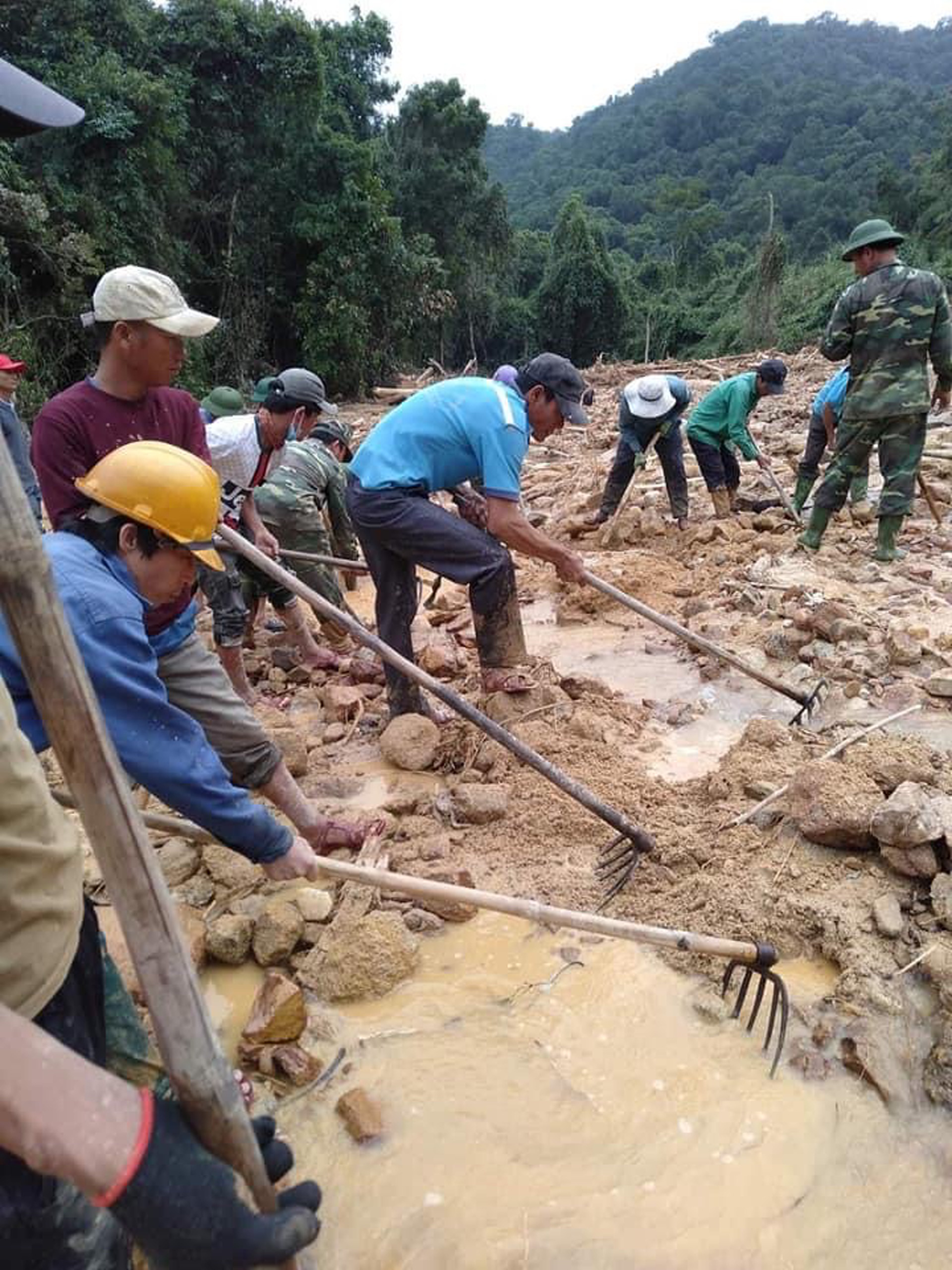 Quảng Bình: Tìm thấy thi thể 2 người đi rừng mất tích sau 14 ngày bị sạt lở ở khu vực rừng Thác Voi - Ảnh 1.