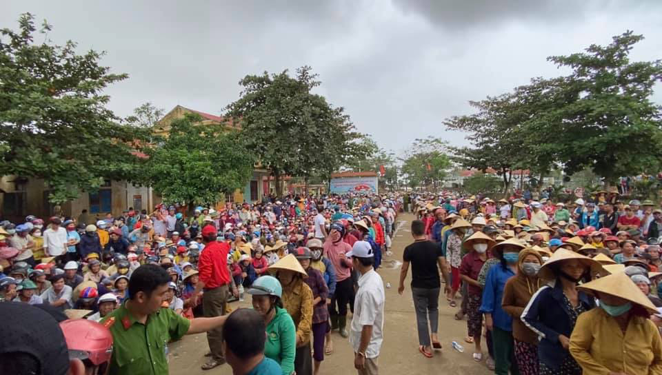 Vì sao phát ngôn Thủy Tiên bác bỏ tin đồn người dân &quot;chỉ trông tiền, bỏ bánh chưng&quot; lại gây &quot;bão&quot; mạng? - Ảnh 4.