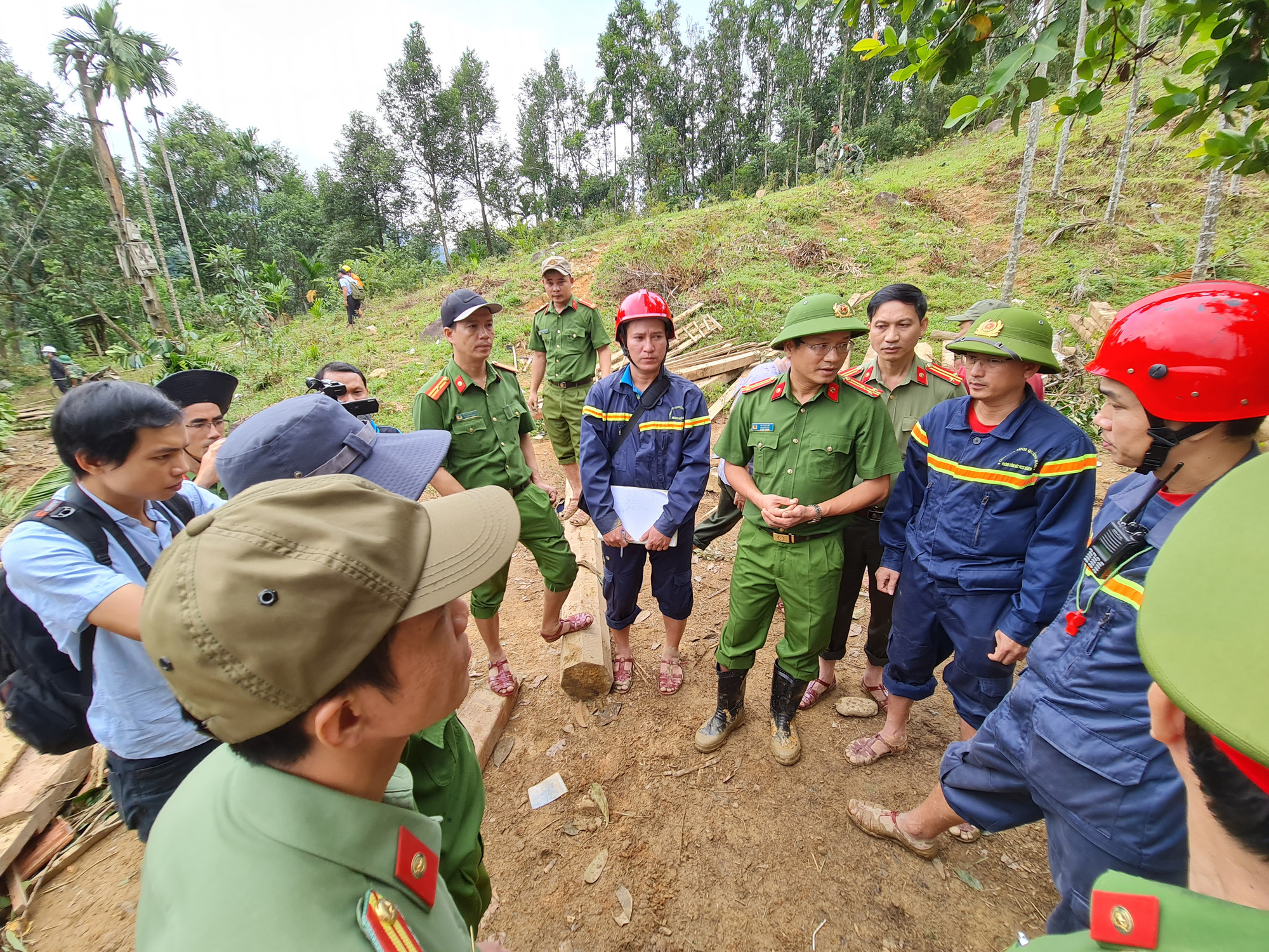 Quảng Nam: Chuyên gia nghiên cứu sạt lở đang vào hiện trường Trà Leng - Ảnh 4.