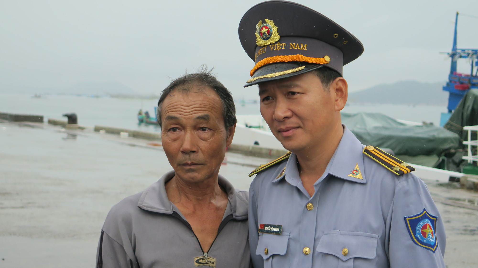 Chùm ảnh đưa 11 ngư dân và tàu cá Bình Định gặp nạn vào bờ  - Ảnh 5.