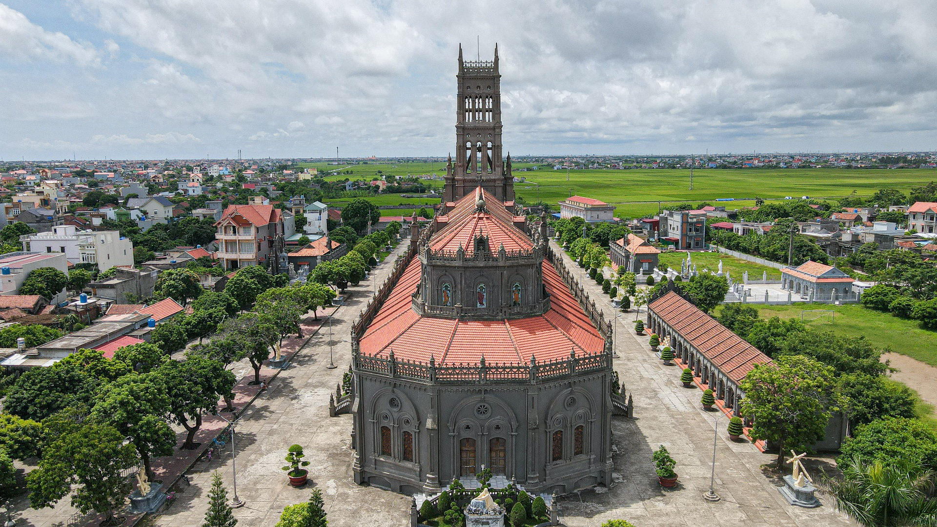 Đền Thánh Sa Châu - nhà thờ Nam Định đẹp uy nghi như ở trời Âu