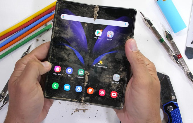 Thổi bụi vào bản lề để kiểm tra độ bền của Samsung Galaxy Z Fold 2 - Ảnh 1.