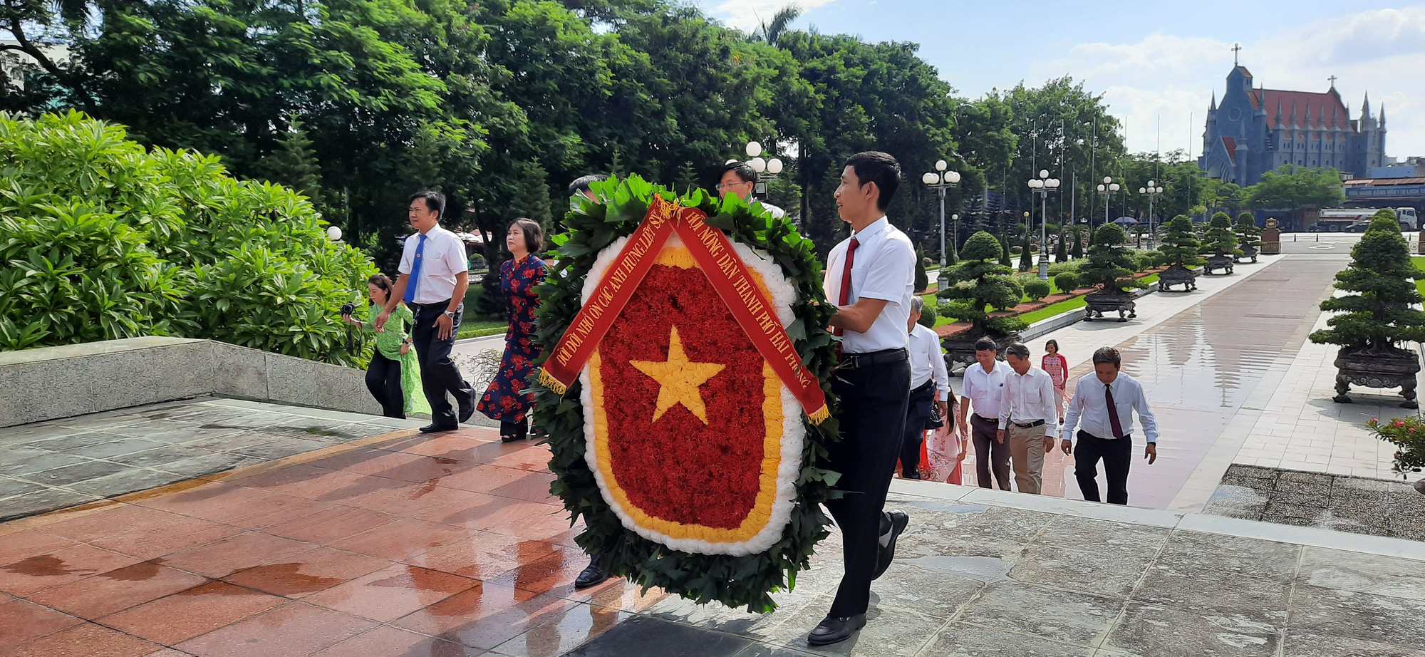 Hội Nông dân TP.Hải Phòng: Dâng hương tưởng niệm các Anh hùng, liệt sĩ và tượng đài đồng chí Nguyễn Đức Cảnh - Ảnh 1.