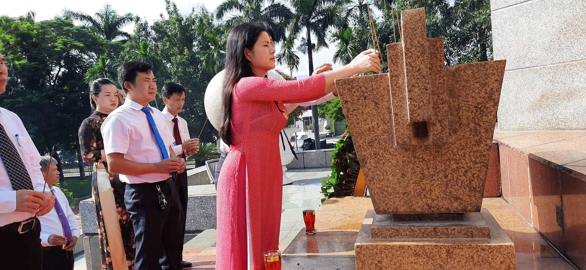 Hội Nông dân TP.Hải Phòng: Dâng hương tưởng niệm các Anh hùng, liệt sĩ và tượng đài đồng chí Nguyễn Đức Cảnh - Ảnh 5.