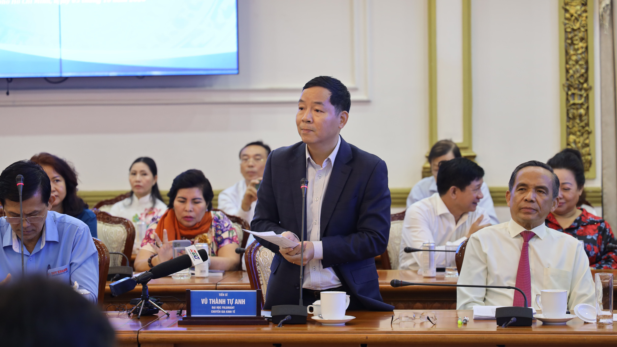 TS Vũ Thành Tự Anh: 'Nên giảm thuế VAT để bảo vệ doanh nghiệp' - Ảnh 5.