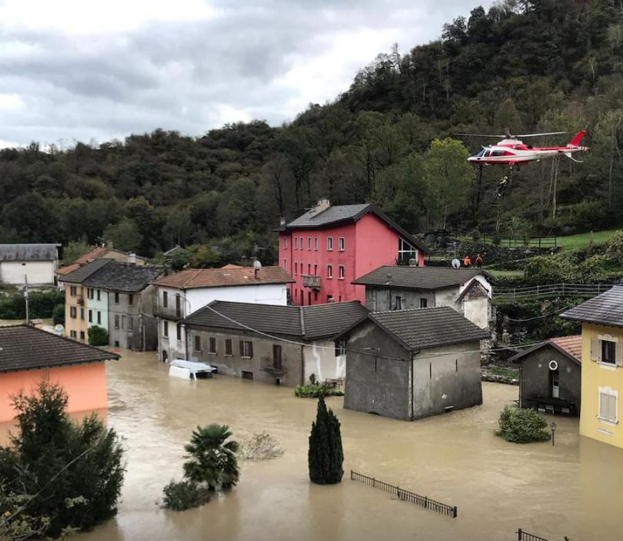 Mưa lũ cuốn phăng nhà cửa và đường sá tại Pháp và Italia - Ảnh 1.