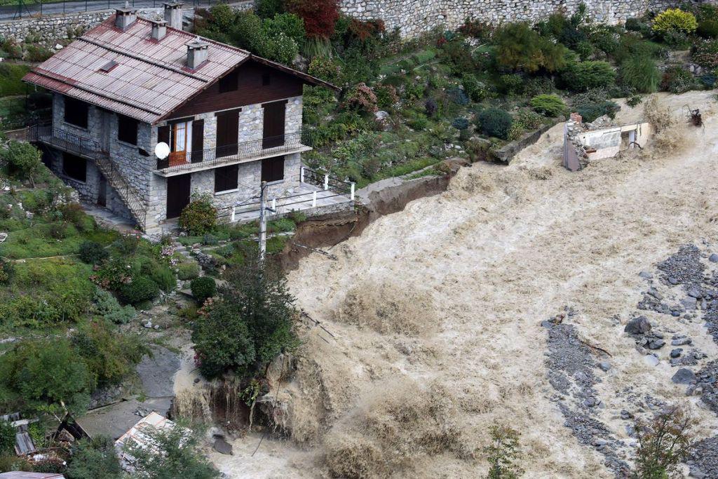 Mưa lũ cuốn phăng nhà cửa và đường sá tại Pháp và Italia - Ảnh 2.