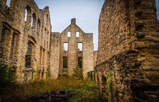 7 lâu đài hàng trăm tuổi bị bỏ hoang trên thế giới - Ảnh 2.