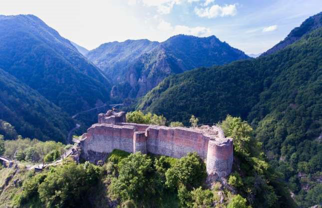 7 lâu đài hàng trăm tuổi bị bỏ hoang trên thế giới - Ảnh 4.