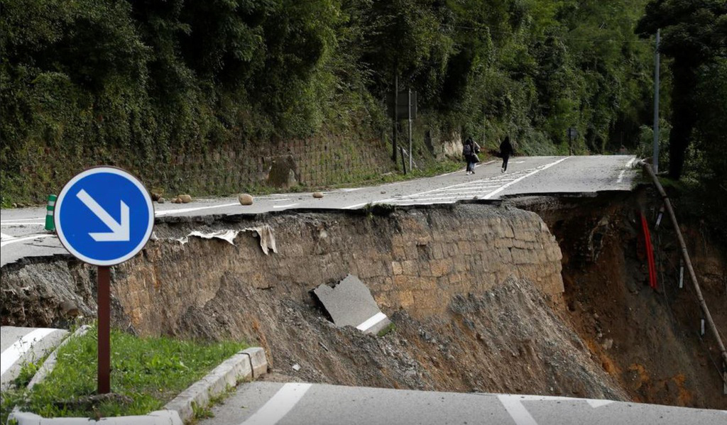 Mưa lũ cuốn phăng nhà cửa và đường sá tại Pháp và Italia - Ảnh 5.