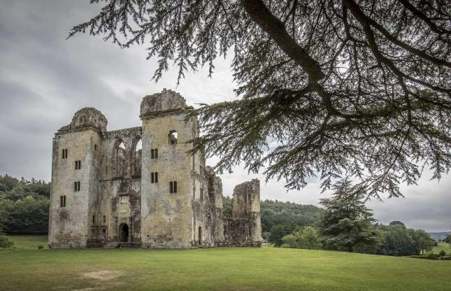 7 lâu đài hàng trăm tuổi bị bỏ hoang trên thế giới - Ảnh 5.