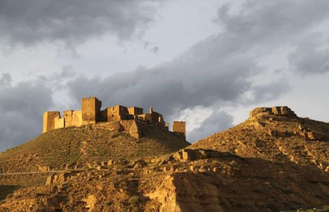 7 lâu đài hàng trăm tuổi bị bỏ hoang trên thế giới - Ảnh 6.
