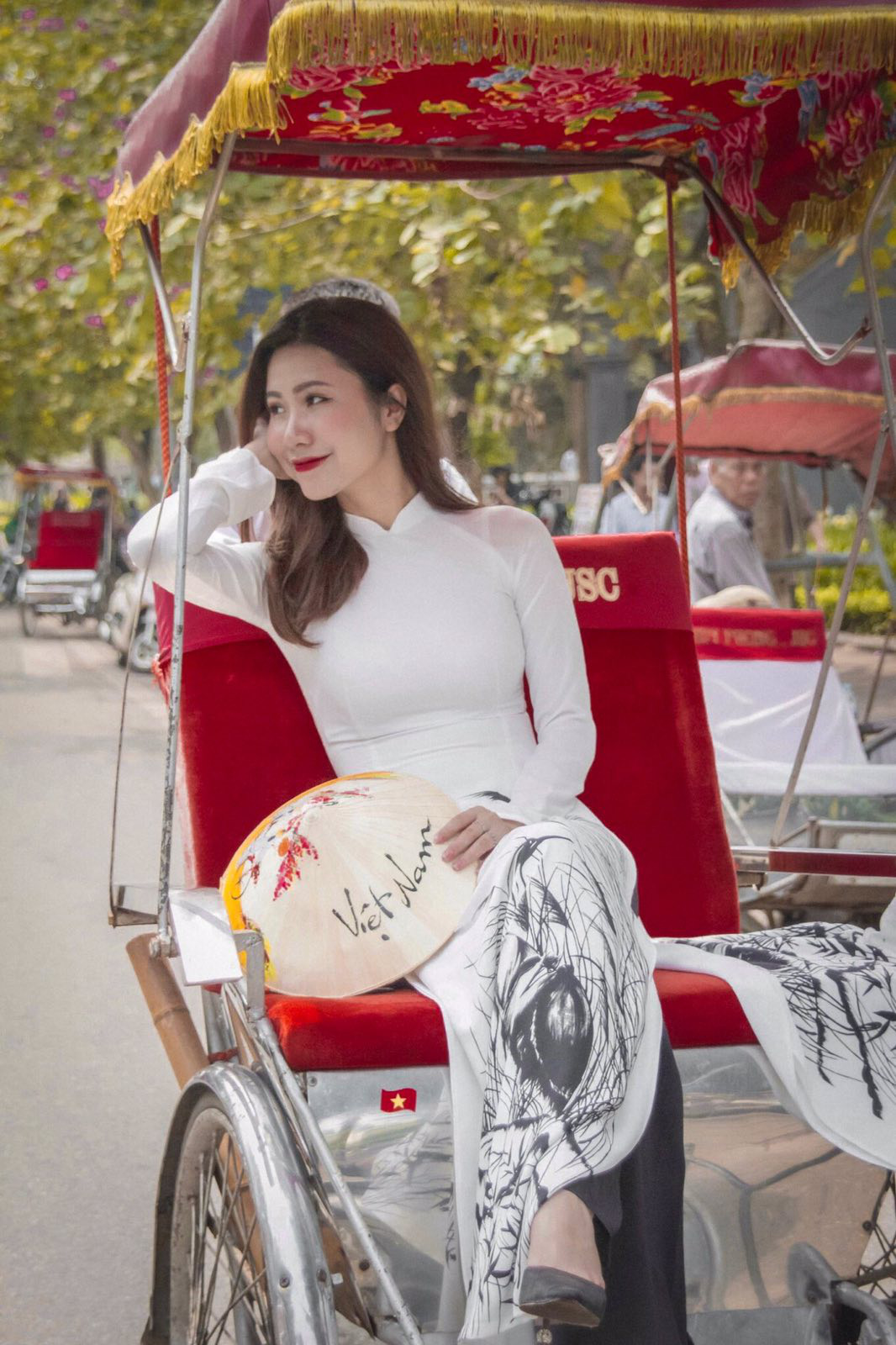 Bộ ảnh của hai thí sinh Hoa hậu Việt Nam là tiếp viên hàng không - Ảnh 6.