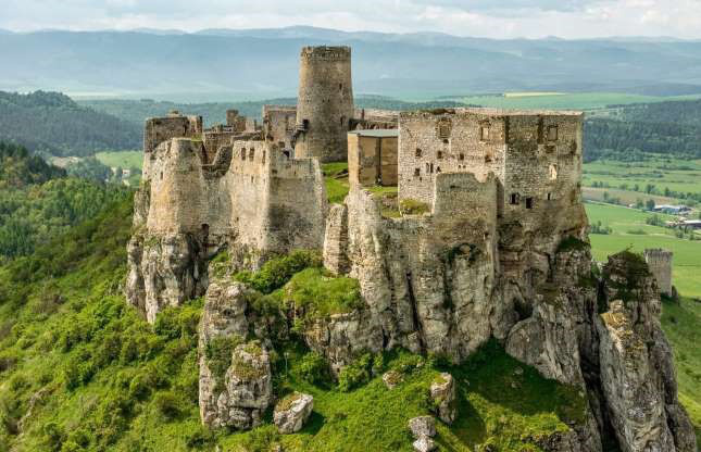 7 lâu đài hàng trăm tuổi bị bỏ hoang trên thế giới - Ảnh 7.