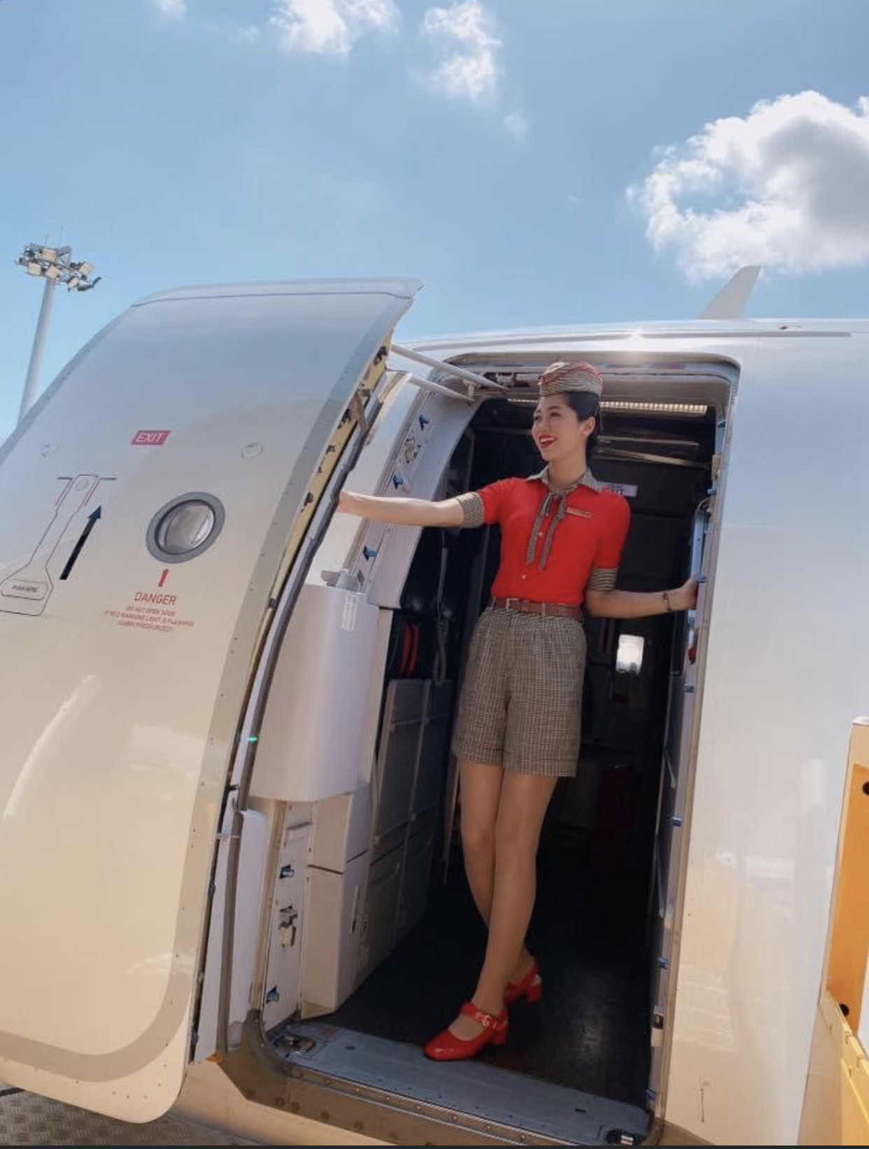 Bộ ảnh của hai thí sinh Hoa hậu Việt Nam là tiếp viên hàng không - Ảnh 8.