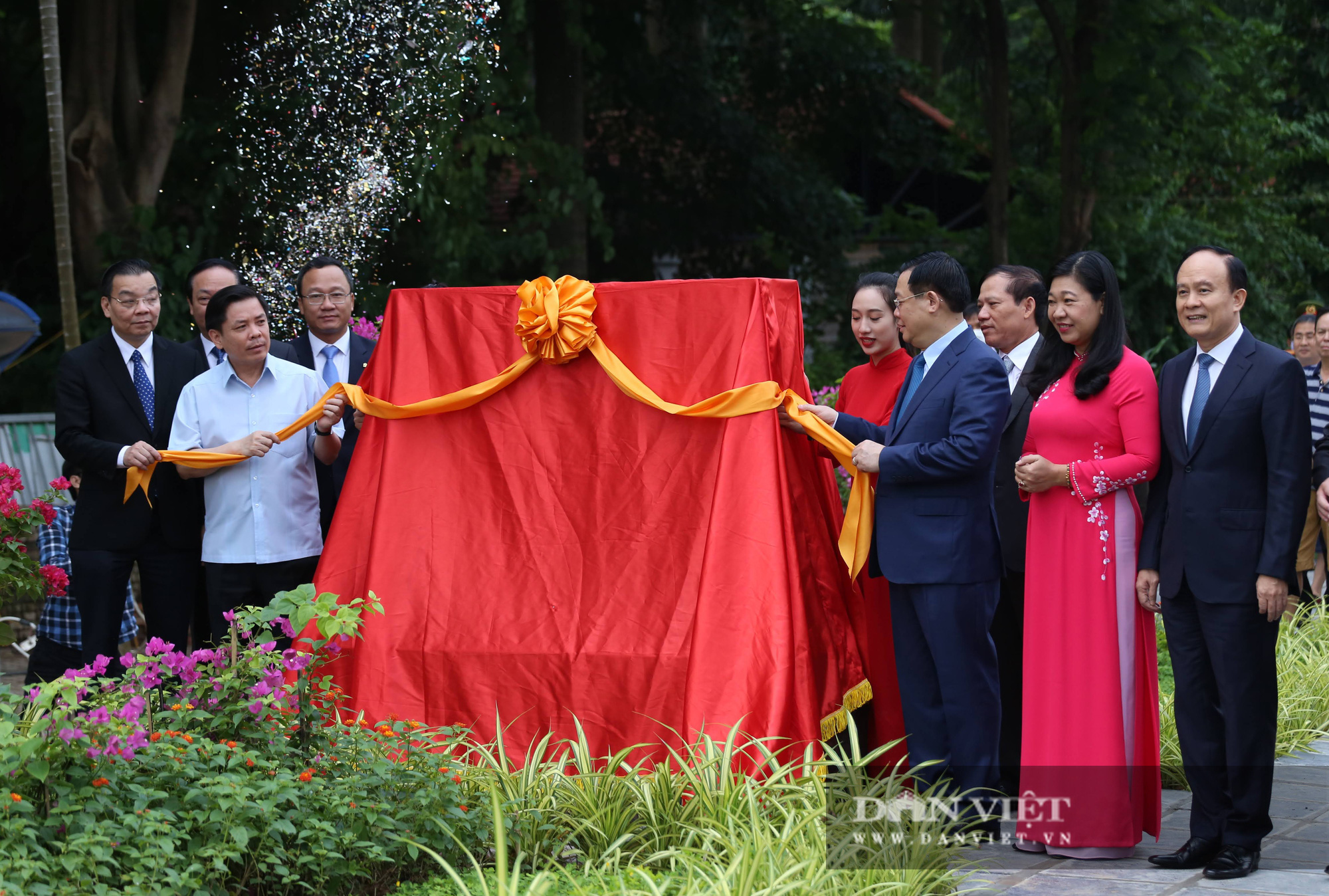 Tân chủ tịch Hà Nội cùng bộ trưởng Nguyễn Văn Thể dự lễ thông xe qua hồ Linh Đàm - Ảnh 2.