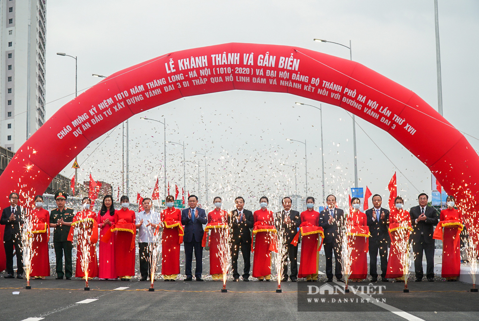 Tân chủ tịch Hà Nội cùng bộ trưởng Nguyễn Văn Thể dự lễ thông xe qua hồ Linh Đàm - Ảnh 1.