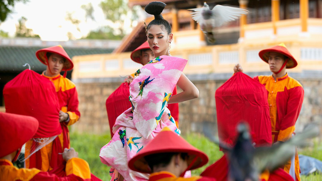 Dân mạng “dậy sóng” vì show thời trang “Vàng son” trong Đại nội Huế bị phản ứng, mỹ nhân Việt nói gì? - Ảnh 8.