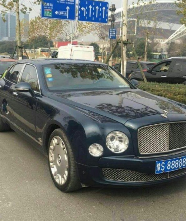 Xe cỏ đâm vỡ cản va của Bentley Mulsanne biển đẹp, người lái méo mặt với tiền đền bù - Ảnh 3.