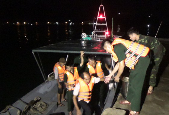 Bình Định: Chẳng may va phải xác tàu đắm ở vịnh Quy Nhơn, 11 ngư dân gặp nạn - Ảnh 1.