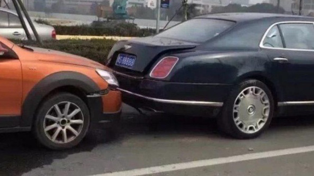 &quot;Xe cỏ&quot; đen đủi đâm vào Bentley, người lái &quot;ngất&quot; khi nghe tiền đền bù - Ảnh 1.