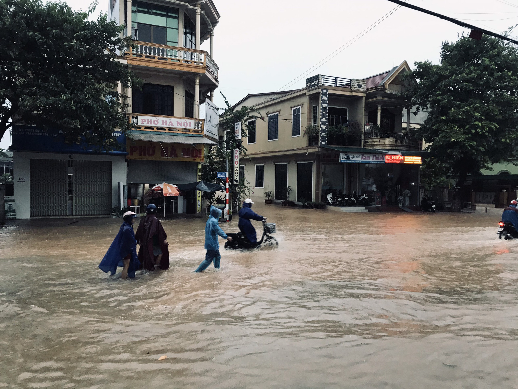 Mưa lũ khiến nhiều người mất tích, hàng ngàn hộ dân phải di dời - Ảnh 6.