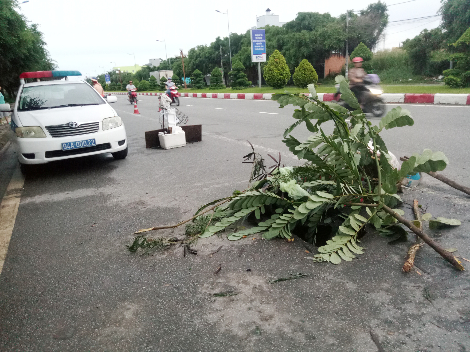 Hố “tử thần” bất ngờ xuất hiện trên đường lớn ở TP.Bạc Liêu - Ảnh 4.