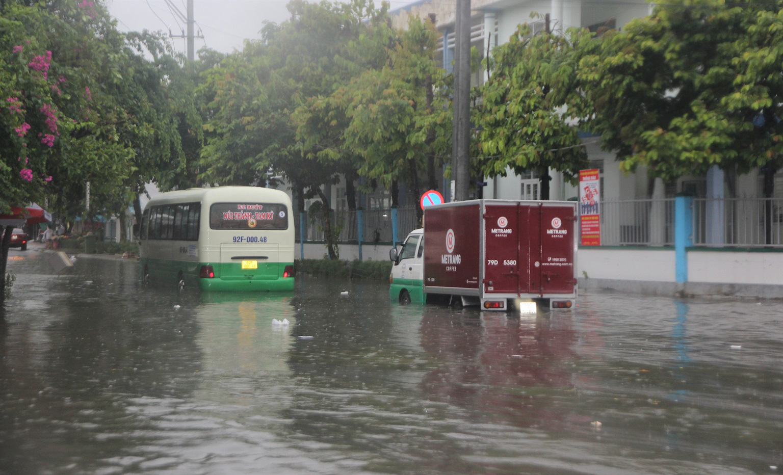 Quảng Nam: Mưa liên tục nhiều nơi bì bõm trong nước lũ - Ảnh 4.