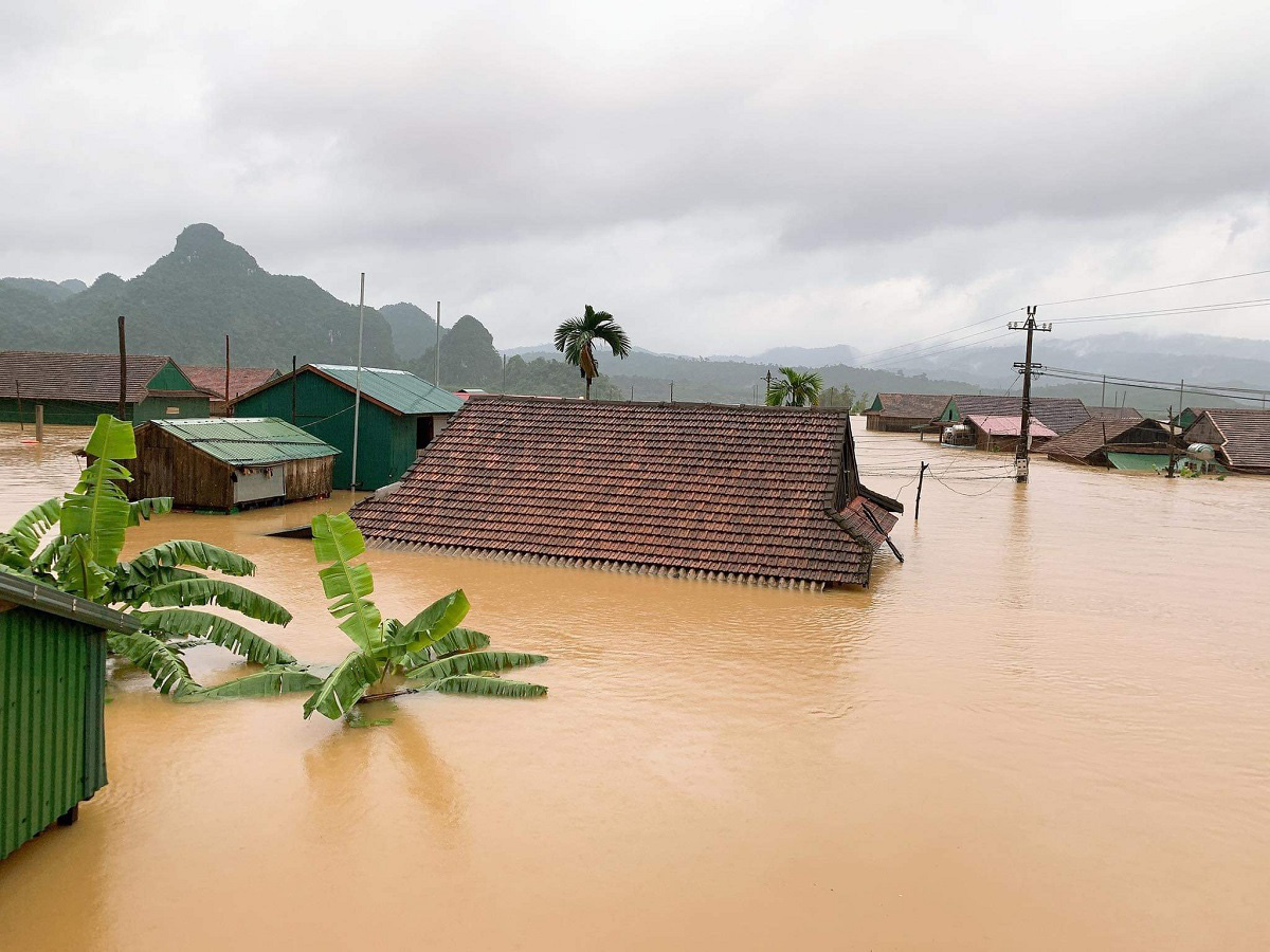 Quảng Bình: Lũ dâng tận nóc nhà, nhiều làng mạc chìm sâu trong nước - Ảnh 2.