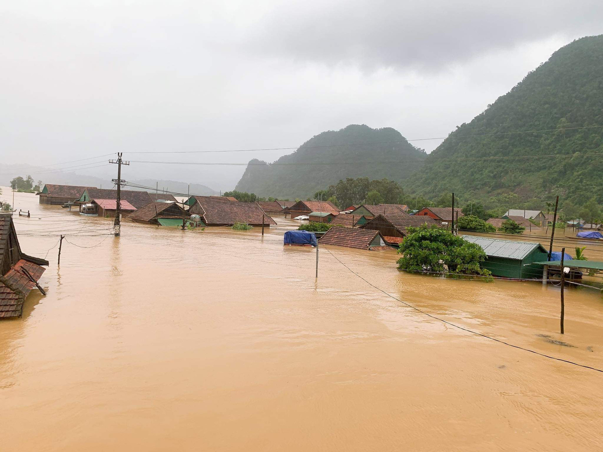 Quảng Bình: Lũ dâng tận nóc nhà, nhiều làng mạc chìm sâu trong nước - Ảnh 3.
