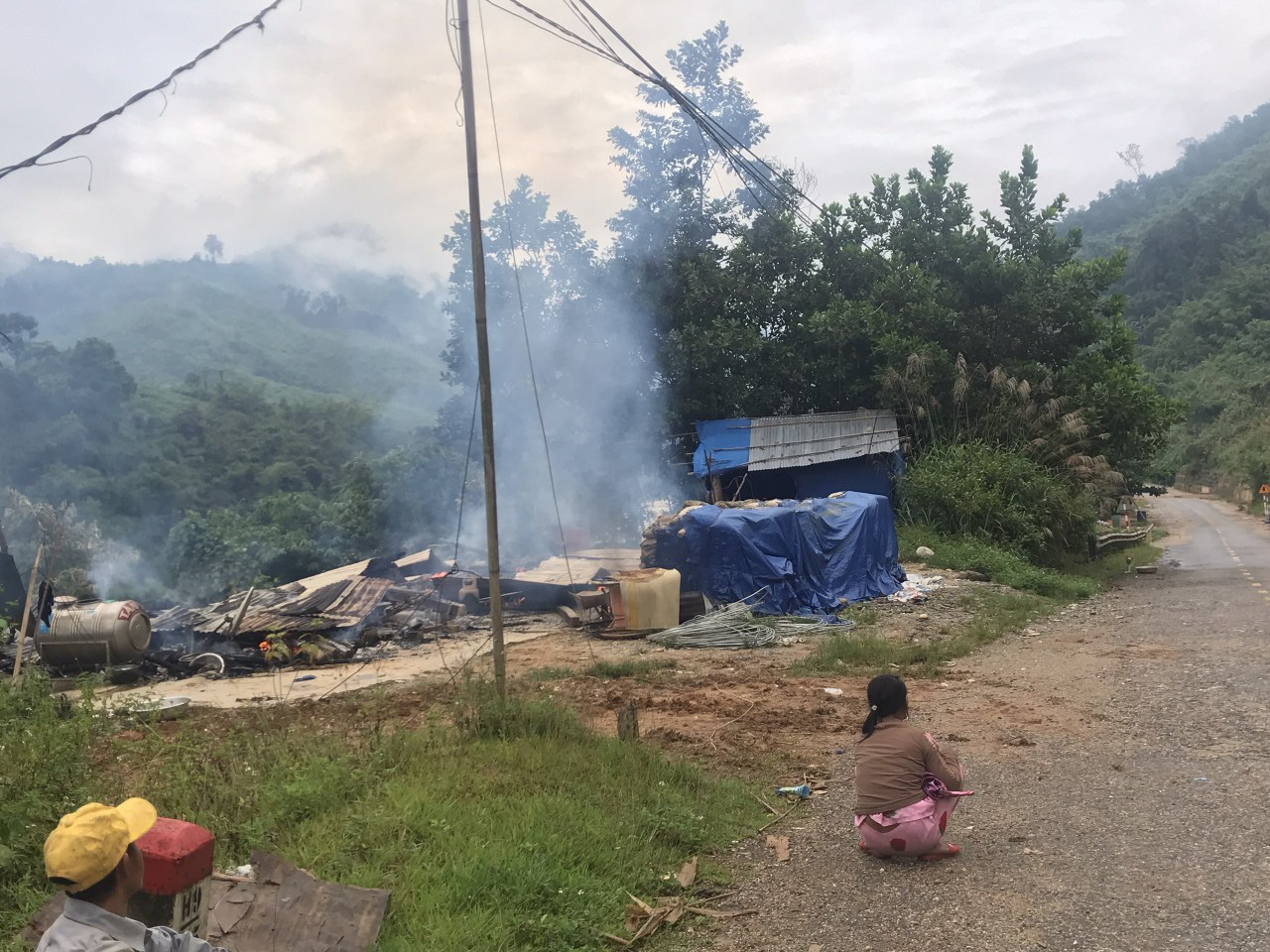 Quảng Nam: Nhà dân cháy rụi trong mưa lũ - Ảnh 2.