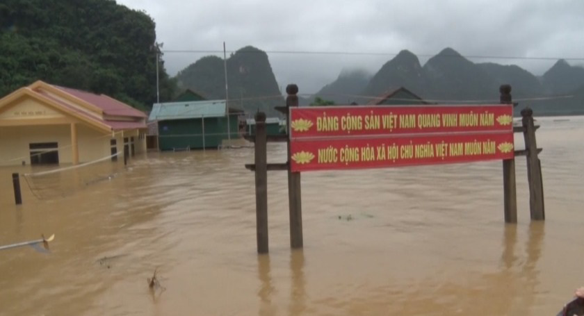 Quảng Bình: Lũ dâng tận nóc nhà, nhiều làng mạc chìm sâu trong nước - Ảnh 9.