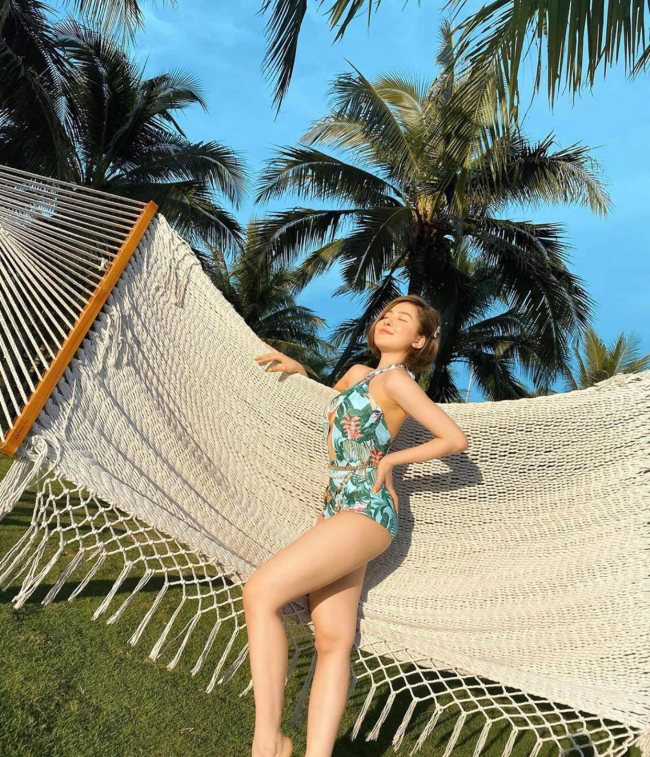 Hot girl Trâm Anh hiếm hoi mặc bikini táo bạo khoe chân dài nóng bỏng trước biển - Ảnh 5.