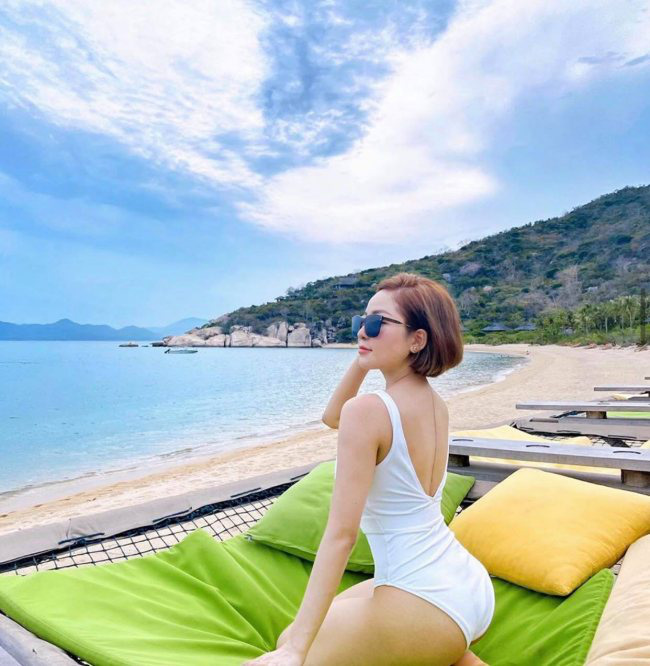 Hot girl Trâm Anh hiếm hoi mặc bikini táo bạo khoe chân dài nóng bỏng trước biển - Ảnh 4.