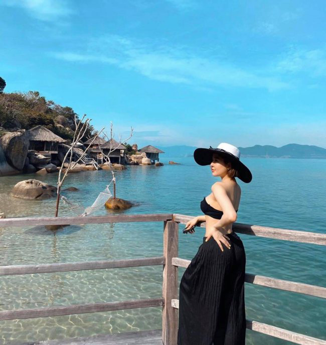 Hot girl Trâm Anh hiếm hoi mặc bikini táo bạo khoe chân dài nóng bỏng trước biển - Ảnh 8.