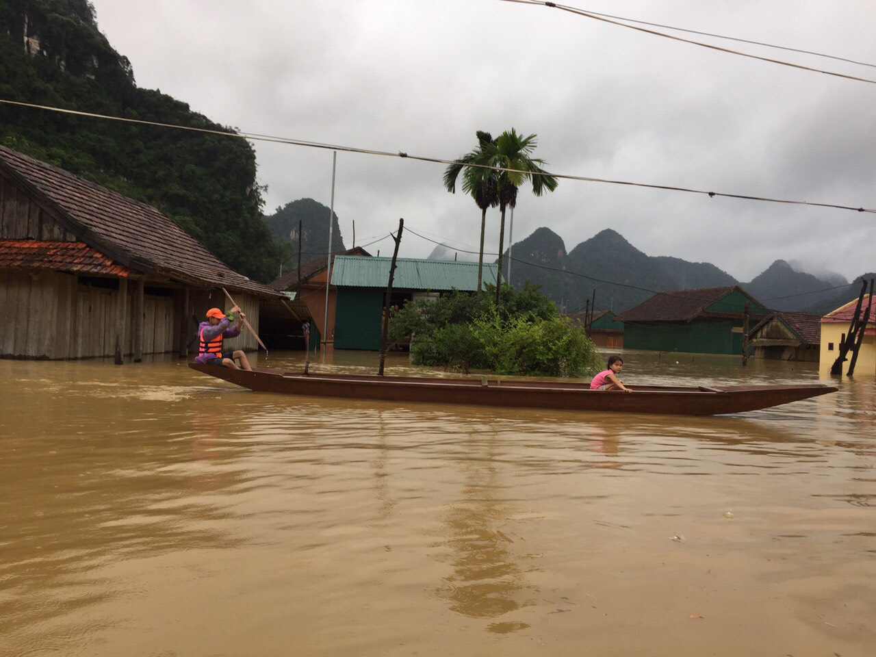 Quảng Bình: Gần 90.000 học sinh phải nghỉ học do ngập lũ - Ảnh 5.