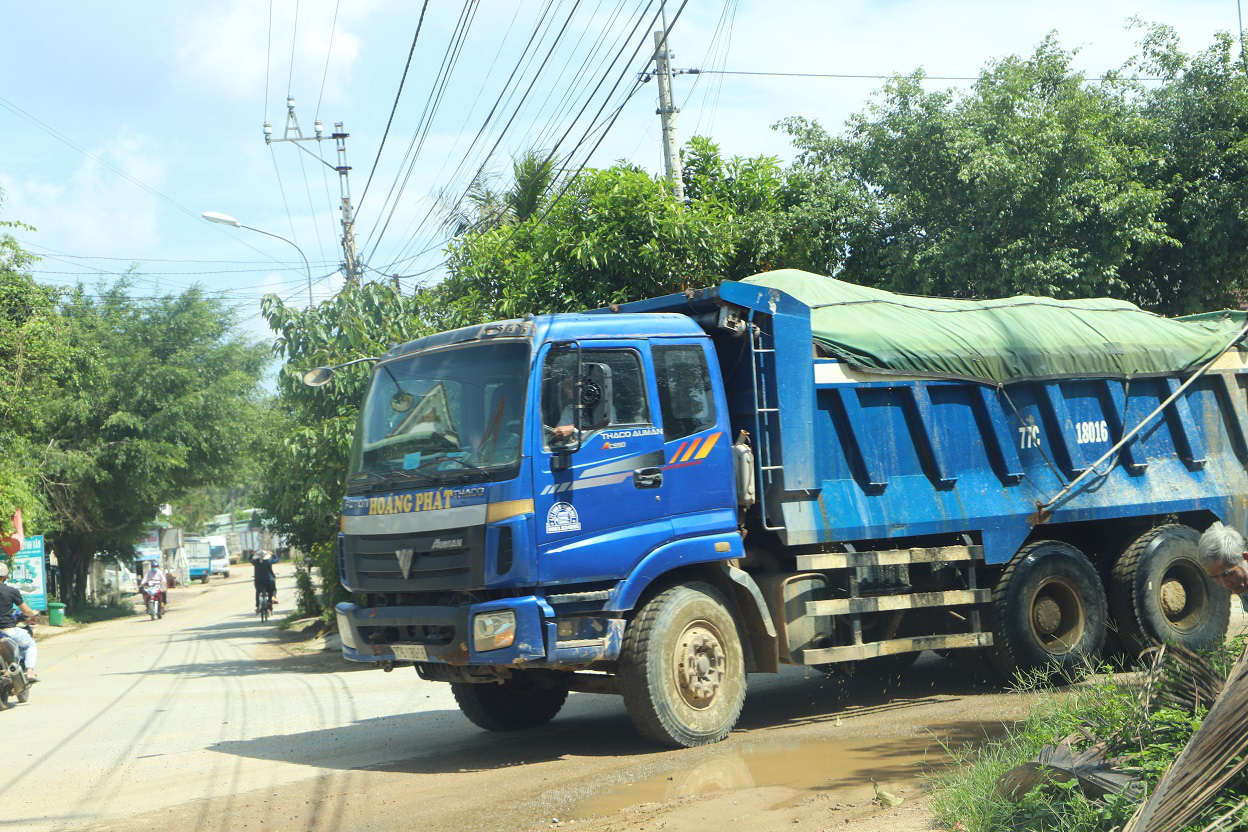 Bình Định: Điều bất ngờ từ đoàn xe “siêu tải”, chở cát ở sông Lại Giang - Ảnh 1.