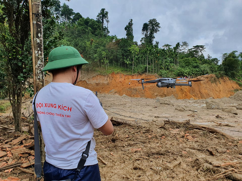 Sạt lở Trà Leng: Huy động 32 thuyền, cano, flycam tầm soát nhiệt tìm kiếm nạn nhân - Ảnh 2.