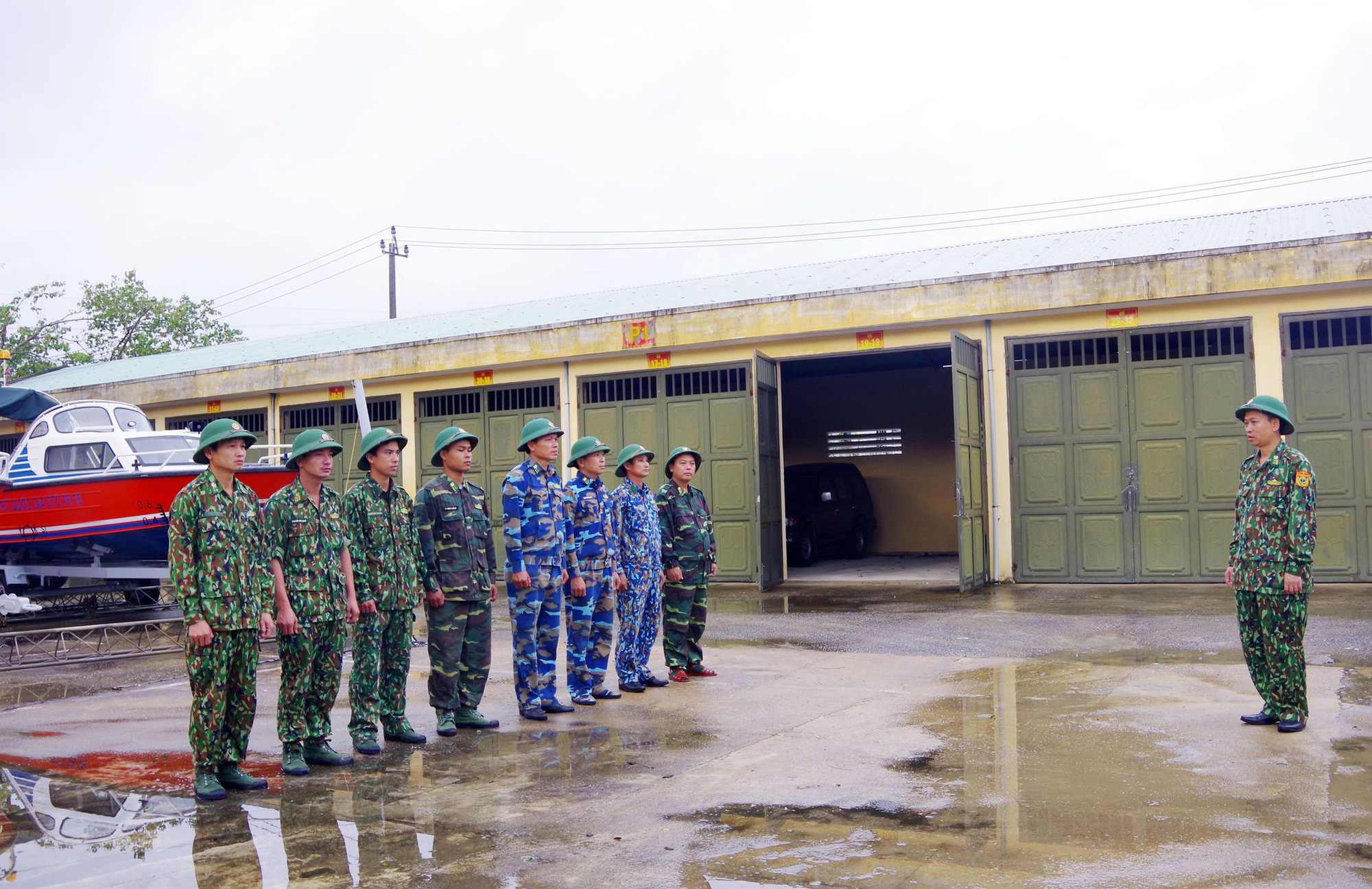 Sạt lở Trà Leng: Huy động 32 thuyền, cano, flycam tầm soát nhiệt tìm kiếm nạn nhân - Ảnh 3.